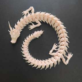 Um pequeno dragão branco